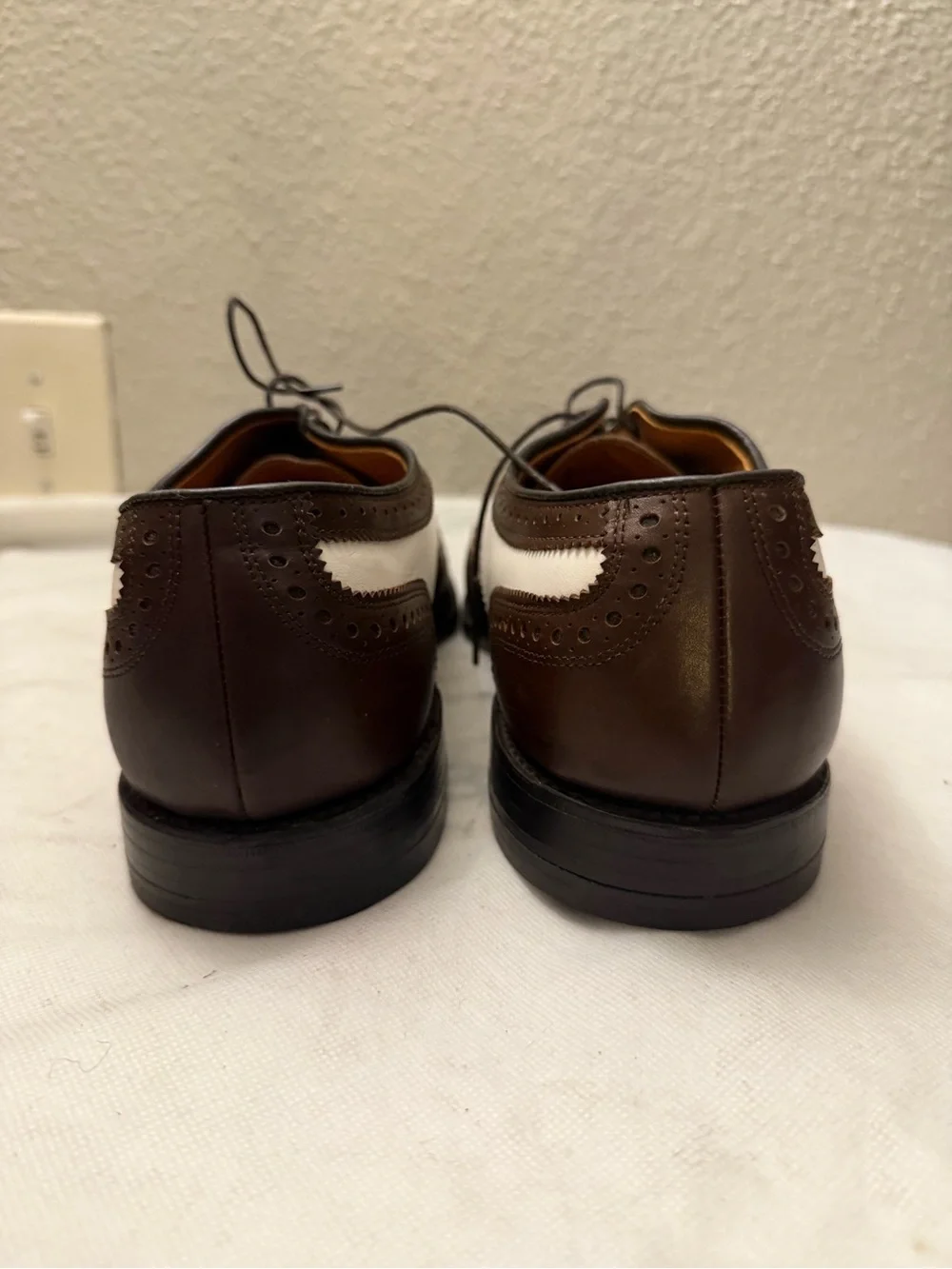 Allen Edmonds Brown and White Two-Tone Wingtip Oxfords, pre-owned,SZ9